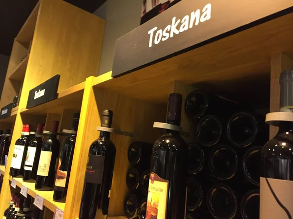 베를린 2017 선반에 토스카나의 와인을 상표들은 알아볼 수있다 — 스톡 사진