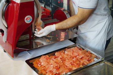 Berlin, Almanya - 20 Haziran 2019: Uçan tekerlek dilimleyicisiyle salam dilimleme