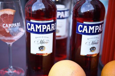 Berlin, Almanya - 19 Haziran 2019: Acı bir alkolik likör olan Campari şişeleri, alkol ve suyun içindeki bitki ve meyve karışımından elde edilmiştir.