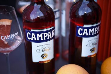 Berlin, Almanya - 19 Haziran 2019: Acı bir alkolik likör olan Campari şişeleri, alkol ve suyun içindeki bitki ve meyve karışımından elde edilmiştir.