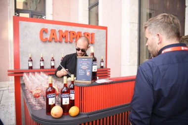 Berlin, Almanya - 19 Haziran 2019: Davide Campari-Milano S.P.A 'nın sergi standında çalışan barmen veya barmen, Gruppo Campari, İtalyan içecek şirketi.