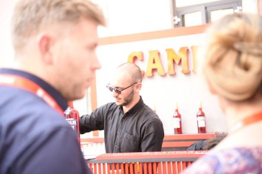 Berlin, Almanya - 19 Haziran 2019: Davide Campari-Milano S.P.A 'nın sergi standında çalışan barmen veya barmen, Gruppo Campari, İtalyan içecek şirketi.