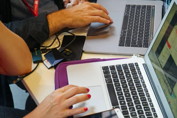 Berlín Německo Června 2019 Podnikatel Podnikatelka Pracují Laptopu Kanceláři — Stock fotografie