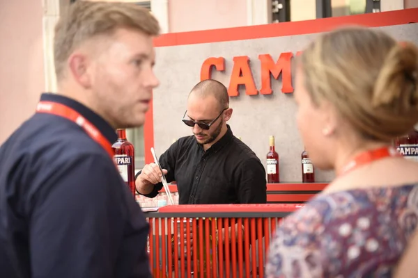 ベルリン ドイツ 6月19 2019 イタリアの飲料会社であるGruppo Campariとして取引しているDavide Campari Milano の展示ブースでの仕事でのバーテンダーまたはバーマン — ストック写真