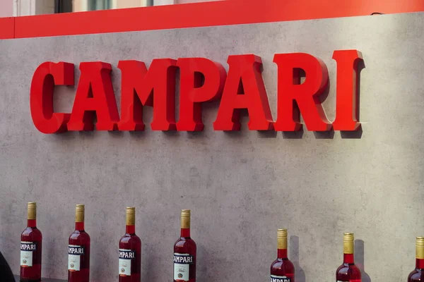 Berlín Alemania Junio 2019 Señalización Roja Botellas Campari Licor Alcohólico — Foto de Stock