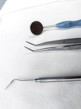 Diş aletleri: ağız aynası, periodontal sonda, üniversite cımbızı