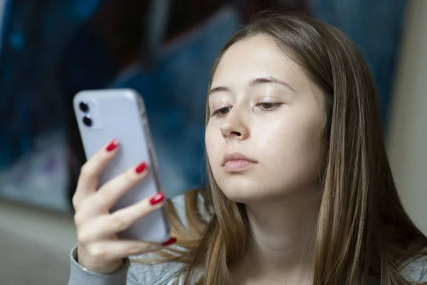 Tråkiga Tonårstjej Tittar Ner Sin Mobiltelefon Selektiv Inriktning — Stockfoto
