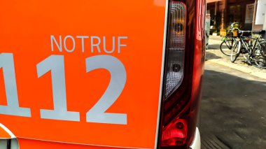Berlin, Almanya - 28 Nisan 2020: İtfaiye ve Ambulans ilk yardım. 112, ücretsiz aranabilen tek Avrupa acil durum numarasıdır. Yangın ve tıbbi acil durum için kullanılır.