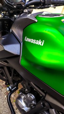 Berlin, Almanya - 8 Mayıs 2020: yeşil motorlu Kawasaki logosu. Kawasaki Heavy Industries, genellikle motosiklet üreticisi olarak bilinen çok uluslu bir Japon şirketidir.
