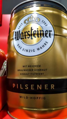 Berlin, Almanya - 16 Mayıs 2020: Warsteiner Premium Verum, bir pilsener tarzı bira, Warsteiner 'ın amiral gemisi birasıdır ve 60' tan fazla ülkeye ihraç edilir. Alkol miktarı% 4,8.