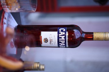 Berlin, Almanya - 19 Haziran 2019: Acı bir alkolik likör olan Campari şişeleri, alkol ve suyun içindeki bitki ve meyve karışımından elde edilmiştir.