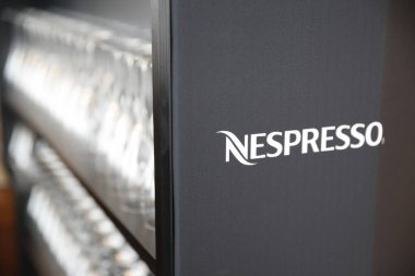 Berlin, Almanya - 17 Şubat 2017: Nespresso dükkanı. Nespresso makineleri kahve kapsüllerinden espresso ve kahve yapar, ya da bar makinelerindeki kapsüller, önceden bölünmüş tek kullanımlık kahve kabı.