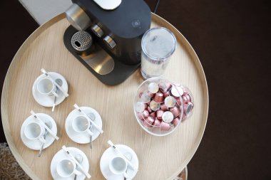 Kahve dükkanındaki ahşap masada boş kahve fincanları, yukarıdan görüş.