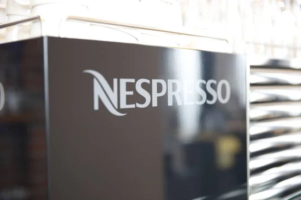 2017年2月17日 Nespresso商店 Nespresso机器用咖啡胶囊或酒吧机器中的豆荚酿造咖啡和咖啡 预先分配好的单用咖啡豆容器 — 图库照片