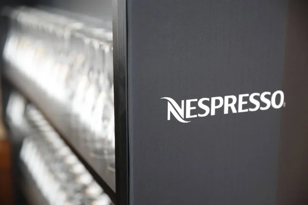 2017年2月17日 Nespresso商店 Nespresso机器用咖啡胶囊或酒吧机器中的豆荚酿造咖啡和咖啡 预先分配好的单用咖啡豆容器 — 图库照片