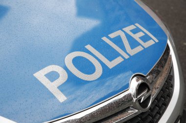 Berlin, Almanya - 17 Şubat 2016: Alman ulusal polisi beyaz ve mavi araba