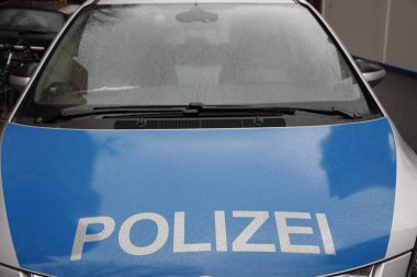 Alman ulusal polisi, beyaz ve mavi araba.