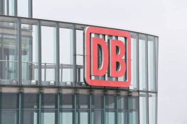 Berlin, Almanya - 17 Şubat 2017: Deutsche Bahn, Potsdamer Platz 'daki cam gökdelende. Deutsche Bahn AG bir Alman demiryolu şirketidir. Şirket her yıl yaklaşık 2 milyar yolcu taşıyor.