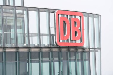 Berlin, Almanya - 17 Şubat 2017: Deutsche Bahn, Potsdamer Platz 'daki cam gökdelende. Deutsche Bahn AG bir Alman demiryolu şirketidir. Şirket her yıl yaklaşık 2 milyar yolcu taşıyor.