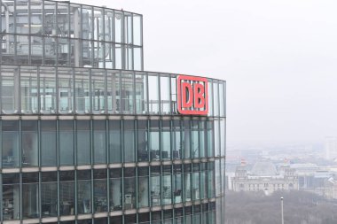 Berlin, Almanya - 17 Şubat 2017: Deutsche Bahn, Potsdamer Platz 'da cam bir gökdelen üzerinde. Deutsche Bahn AG bir Alman demiryolu şirketidir. Şirket her yıl yaklaşık 2 milyar yolcu taşıyor.