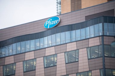 Berlin, Almanya - 17 Şubat 2017: Bir binanın ön cephesinde Pfizer tabelası. Pfizer bir Amerikan küresel ilaç şirketidir. Dünya 'nın en büyük ilaç şirketleri arasındadır.