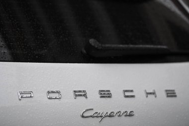 Berlin, Almanya - 17 Şubat 2017: Porsche Cayenne arabası. Porsche AG, yüksek performanslı spor arabalar, jipler ve sedanlarda uzmanlaşmış bir Alman otomobil üreticisi.