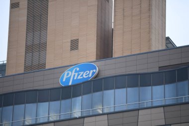 Berlin, Almanya - 17 Şubat 2017: Bir binanın ön cephesinde Pfizer tabelası. Pfizer bir Amerikan küresel ilaç şirketidir. Dünya 'nın en büyük ilaç şirketleri arasındadır.