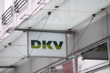 Berlin, Almanya - 17 Şubat 2017: DKV tabelası. Deutsche Krankenversicherung AG özel sağlık sigortası şirketi olarak çalışıyor. Tıbbi ve tıbbi olmayan hizmetler sunar.