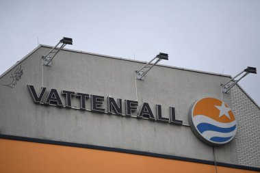 Berlin, Almanya - 17 Şubat 2017: Vattenfall elektrik sağlayıcısı tabelası. Vattenfall, Avrupa 'nın önde gelen elektrik tedarikçilerinden biri ve tamamen İsveç hükümetine ait bir İsveç elektrik şirketi.