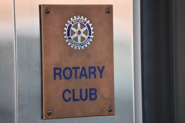 Берлин, Германия - 17 февраля 2017 года: Символ Ротари Клуба. "Ротари Интернэшнл" - благотворительная международная сервисная организация с членами по всему миру
