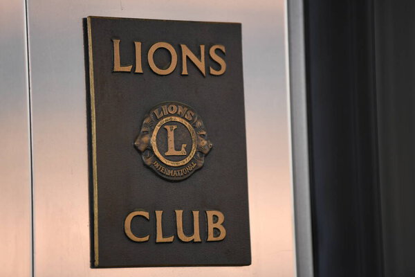 Берлин, Германия - 17 февраля 2017 года: Логотип клуба Lions. Lions Clubs International - международная светская неполитическая организация, основанная Мелвином Джонсом в 1917 году.
