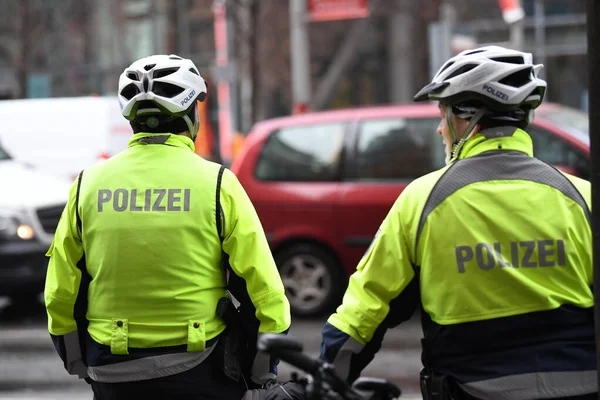 Nierozpoznawalny Plecy Zwrócił Niemieckich Policjantów Hełmach Żółty Odblaskowy Kurtka Jazdy — Zdjęcie stockowe