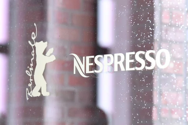 德国柏林 2017年2月17日 内斯特普索和柏林内尔在玻璃门上的标志 Nespresso是柏林国际艺术节Berlinale Talents 年度峰会和网络平台的合作伙伴之一 — 图库照片