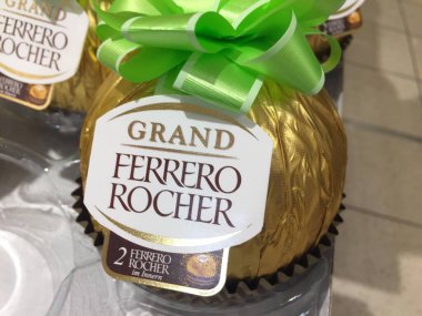 Berlin, Almanya - 8 Nisan 2017 Grand Ferrero Rocher çikolatalı yumurtası. Ferrero Rocher, İtalyan çikolata üreticisi Ferrero SpA tarafından üretilen küresel bir çikolatadır.