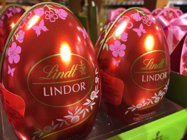 Berlin, Almanya - 8 Nisan 2017: Lindor çikolatalı Paskalya yumurtası. Lindt & Sprngli AG, 1845 yılında kurulmuş bir İsviçre çikolata ve şekerleme şirketidir.