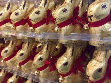 Berlin, Almanya - 8 Nisan 2017 Lindt Gold Bunny. Altın rengi kurdeleli ve altın çanlı Lindt Paskalya çikolatası.