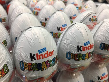 Berlin, Almanya - 8 Nisan 2017: Kinder Sürprizi, Kinder Yumurtası olarak da bilinir. Kinder Çikolatası, çok uluslu İtalyan Ferrero SpA markasının bir markasıdır.