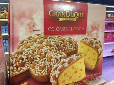 Berlin, Almanya - 8 Nisan 2017: İtalyan markası Granducale Colomba, Paskalya pastası. Kuzeydoğu İtalya 'nın Veneto bölgesinde yer alan şirket, sezonluk pastaların önde gelen İtalyan üreticilerinden biri.
