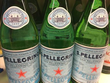 Berlin, Almanya - 8 Nisan 2017: San Pellegrino suyu şişeleri. 1997 yılından beri Nestl 'e ait olan San Pellegrino (ayrıca S. Pellegrino), İtalyan maden suyu markası.