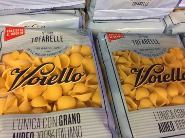 Berlin, Almanya - 8 Nisan 2017: Voiello makarna paketleri. Torre Annunziata merkezli ve 1879 yılında kurulan İtalyan gıda şirketi Voiello, bir dizi makarna üretir.