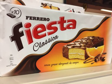 Berlin, Almanya - 8 Nisan 2017: Ferrero Fiesta paketi. 60 'lardan beri Ferrero tarafından yapılan aperatif, çikolatalı yumuşak bir sünger keki, üstüne çikolata sarılmış bir damla Karayip Rom' u.