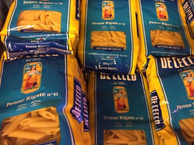 Berlin, Almanya - 8 Nisan 2017: De Cecco makarna satışı. De Cecco kurutulmuş makarna, un ve diğer ilgili gıda ürünleri üreten bir İtalyan şirketidir.