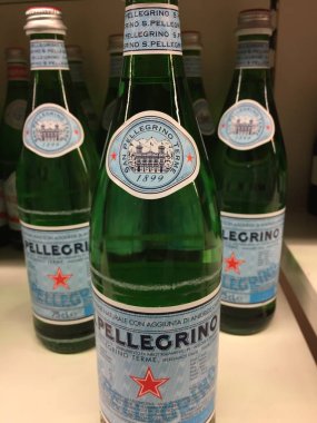Berlin, Almanya - 8 Nisan 2017: San Pellegrino suyu şişeleri. 1997 yılından beri Nestl 'e ait olan San Pellegrino (ayrıca S. Pellegrino), İtalyan maden suyu markası.