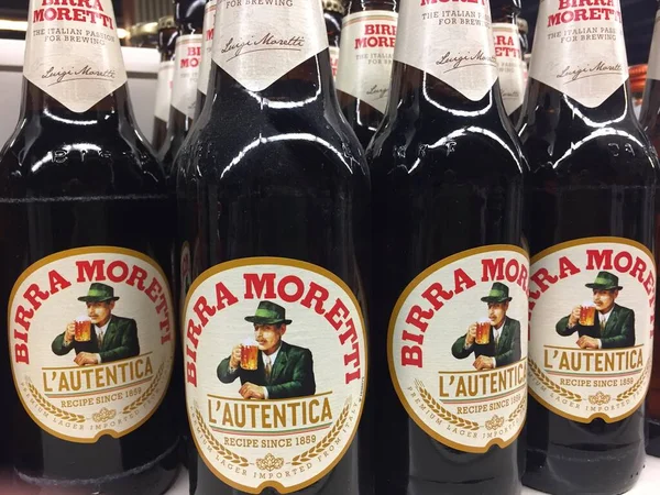 Berlín Alemania Abril 2017 Botellas Cerveza Moretti Birra Moretti Fue — Foto de Stock