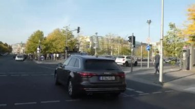 Berlin, Almanya - 21 Eylül 2018: Ebertstrae boyunca kamera-araba, Potsdamer Platz 'dan Brandenburg Kapısı' na kadar cadde Avrupa 'da katledilen Yahudiler veya Soykırım Anıtı