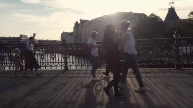 Berlin, Almanya - 21 Eylül 2018: Friedrichstrae boyunca kamera-otomobil, merkezi Alman başkentinde büyük bir kültür ve alışveriş caddesi, Weidendammer Köprüsü 'nden geçiyor