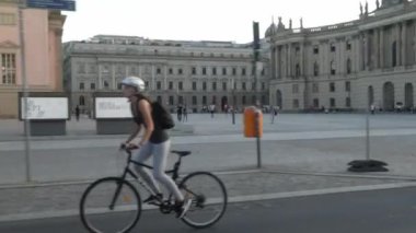 Berlin, Almanya - 21 Eylül 2018: Unter den Linden boyunca Bebelplatz ve Berlin Devlet Operası (Deutsche Staatsoper)