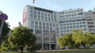 Berlin, Almanya - 20 Eylül 2018: Leipziger Platz boyunca yüksek DB Deutsche Bahn gökdeleni ile Potsdamer Platz kadar kamera