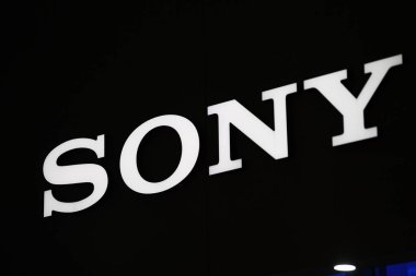 Berlin, Almanya - 16 Şubat 2017: Sony amblemi. Sony, merkezi Minato, Tokyo, Japonya 'da bulunan çok uluslu bir Japon holdingidir.