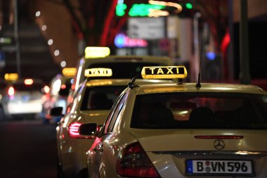 Alman taksi durağı hizasında.